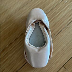 BLOCH European Balance Ballet Pointe Shoes - size 4.5 XX